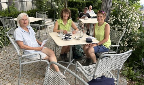 Artikelbild zu Artikel Mit der Bahn zum Berg: Der Hitze getrotzt und die Kulturlandschaft der Surselva erwandert